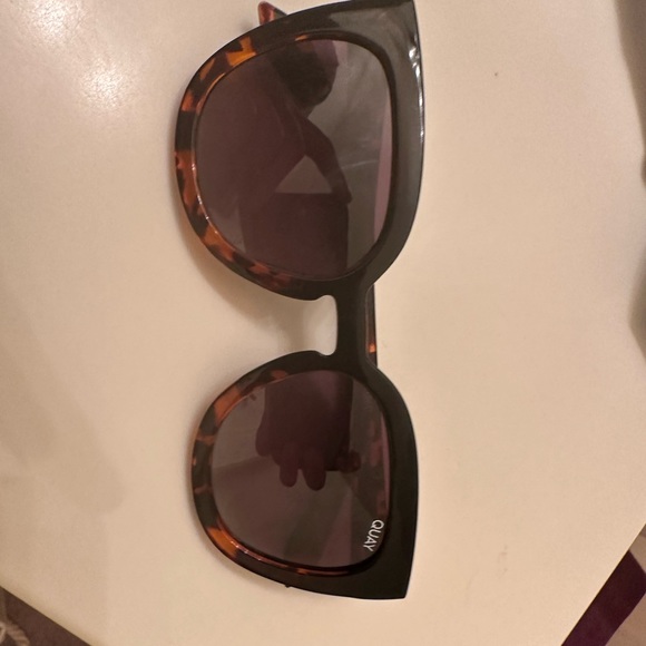 QUAY SUNGLASSES - Picture 2 of 2